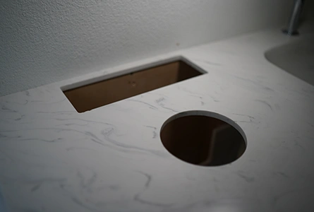 Découpe de poubelle pour un plan vasque personnalisé