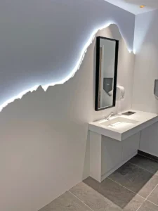 Habillage mural de sanitaires sur mesure