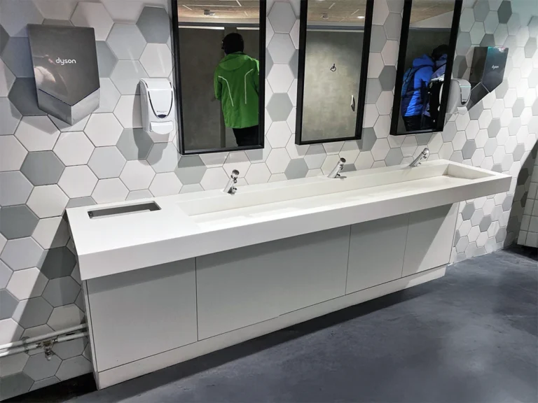 Sanitaires sur mesure dans gare téléphérique