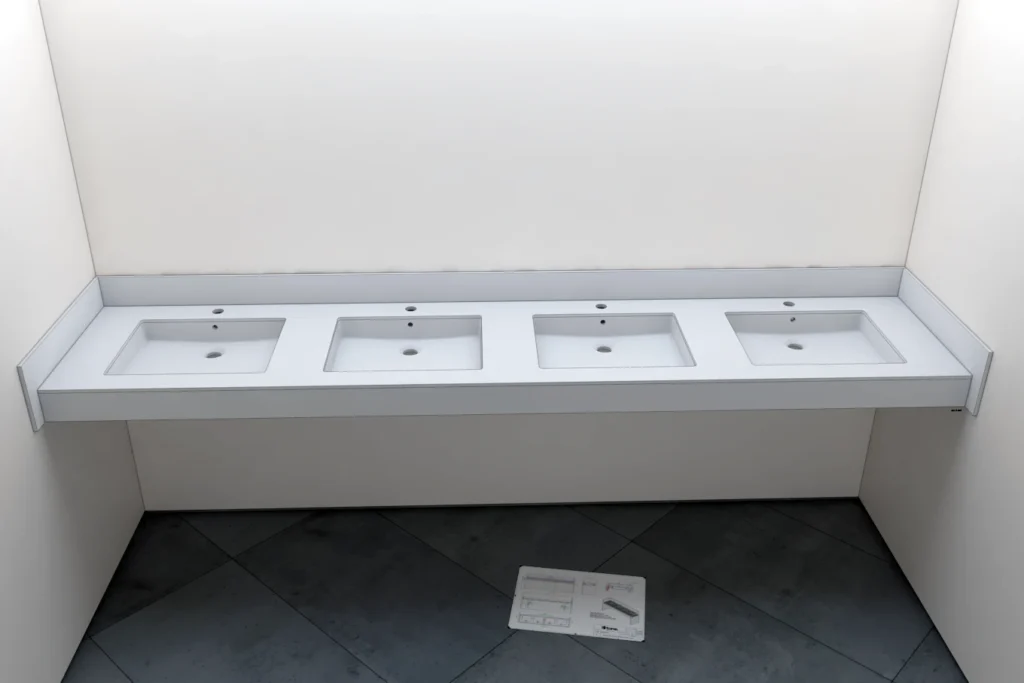Solution 2. La pose avec un jeu de 5 mm et une crédence​