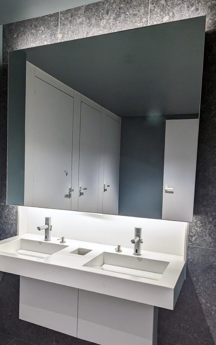 Miroir rétroéclairé pour sanitaires de bureaux - NEW AGE