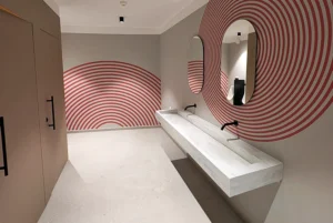 Anticiper la maintenance des sanitaires collectifs dès la conception : le secret des toilettes qui durent