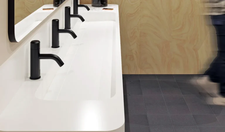 Angles arrondis pour faciliter la maintenance des sanitaires collectifs