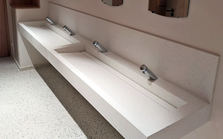 Exemple de vasques recyclées pour des sanitaires écologiques