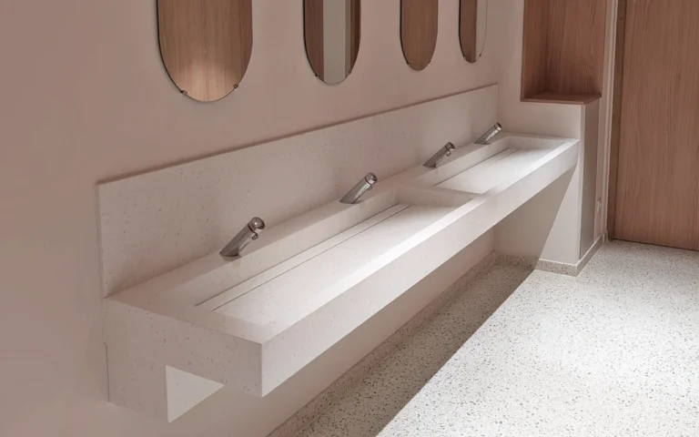 Exemple de vasques recyclées pour des sanitaires écologiques