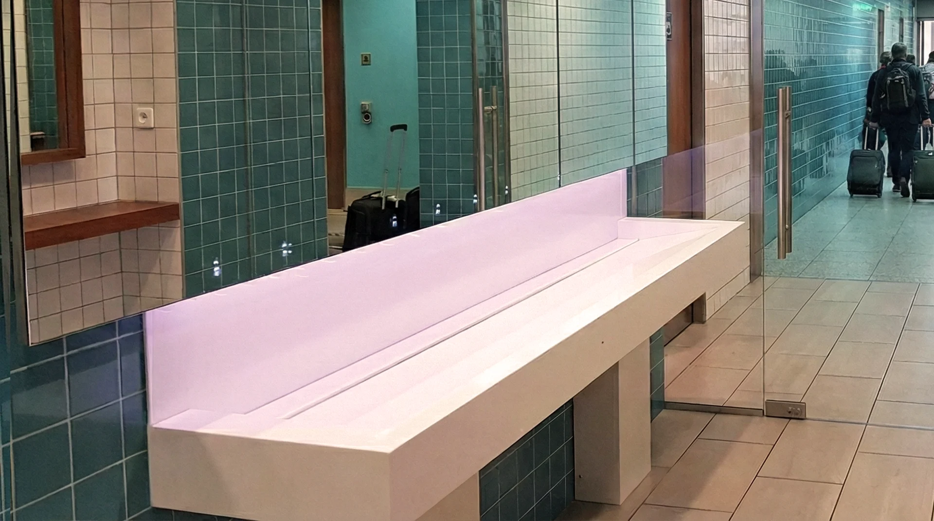 Plan vasque pour sanitaires d'aéroport